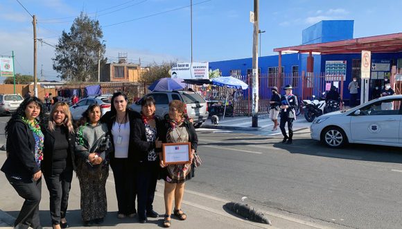 Juntas vecinales se movilizaron para pintar la fachada del CESFAM Iris Véliz